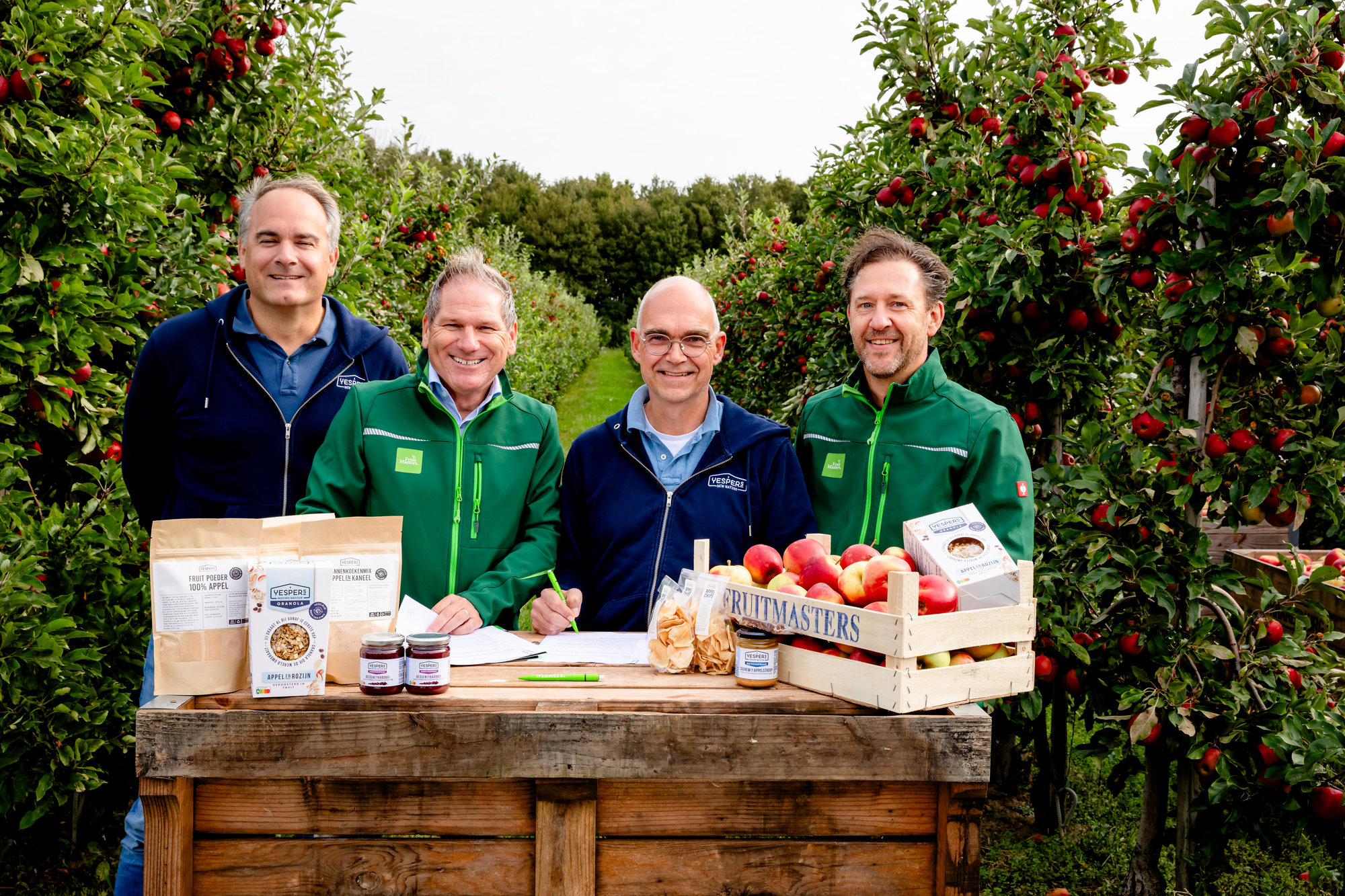 V.l.n.r. Joost Castenmiller (founder Yespers), Adriaan Vis (CEO FruitMasters), Stefan Baecke (founder Yespers) & Zweer van Aalsburg (business unit manager FruitMasters Ingredients)